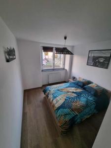 een slaapkamer met een bed in de hoek van een kamer bij Appartement le Crozatier in Saint-Georges