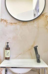 łazienka z lustrem i białą półką z butelką w obiekcie Oporto Sweet Downtown 3 w Porto