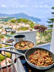 dos sartenes de comida encima de una estufa en Villa Nina Amalfi en Amalfi