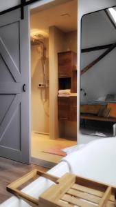 um quarto com uma cama e uma casa de banho com um chuveiro em Dream Boutique Edam Bed & Coffee em Edam