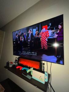 Uma televisão e/ou sistema de entretenimento em JustAnn Escape Staycation