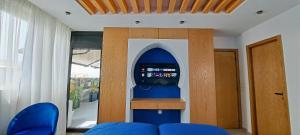 ein Zimmer mit blauen Stühlen und einer Videospielmaschine in der Unterkunft RABAT RESIDENCE in Rabat