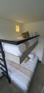 เตียงสองชั้นในห้องที่ Vista Hermosa Glamping y Cabañas