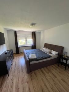 Ένα ή περισσότερα κρεβάτια σε δωμάτιο στο Bodea Alpenblick