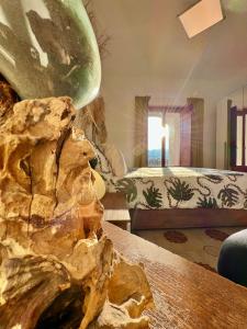 un soggiorno con tavolo e una camera da letto di Villa Nina Amalfi ad Amalfi