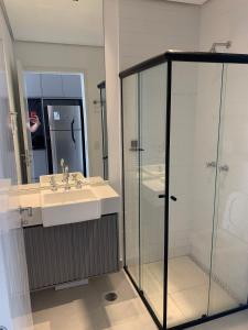 een badkamer met een wastafel en een glazen douche bij 502 | Studio exclusivo na Rua Oscar Freire Novo in Sao Paulo