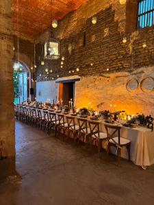 Hacienda El Carmen Hotel & Spa في Portes Gil: غرفة كبيرة مع طاولات وكراسي طويلة مع الشموع