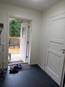 un corridoio con una porta che si apre su un portico di Easystar guest house a Enkärret