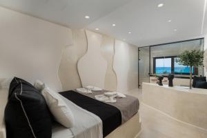 Posteľ alebo postele v izbe v ubytovaní Portara Seaside Luxury Suites