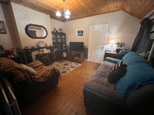 una persona acostada en una cama en una sala de estar en PINEBROOK BnB 1st Floor Apartment shared bathroom budget en Killybegs