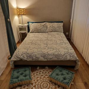 a bedroom with a bed with two ottomans at Superbe Cosy Duplex Appartement T3 Charpenne Tête D'or avec parking privé gratuit in Villeurbanne