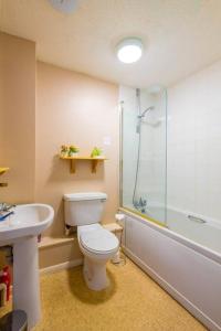 a bathroom with a toilet and a shower and a sink at Contemporary Temple Wall - Contractors, Families, - FREE PARKING by Prescott Apartments in Bristol