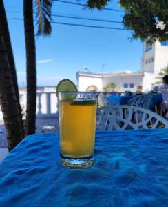 un vaso de zumo de naranja sentado en una mesa en El santorini colombiano cabaña en Puerto Triunfo