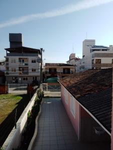 - une vue depuis le toit d'un bâtiment dans l'établissement Residêncial Rosa, à Florianópolis