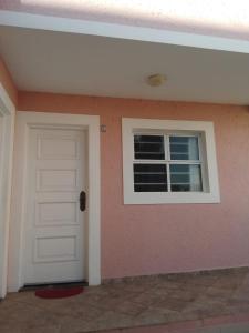 uma garagem com uma porta branca e uma janela em Residêncial Rosa em Florianópolis