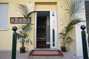 une maison avec deux plantes devant une porte dans l'établissement Venice Residence Elisabeth, à Mestre 5 autres photos