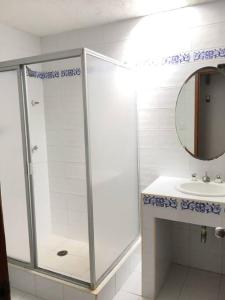 une salle de bain avec douche et lavabo dans l'établissement Amazing ocean front. 418, à Cancún