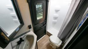 La petite salle de bains est pourvue d'un lavabo et de toilettes. dans l'établissement Buye Campers, à Cabo Rojo