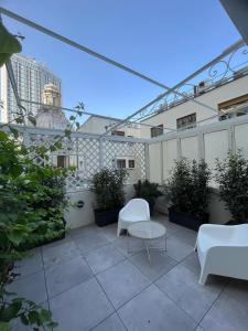 un patio con 2 sedie e un tavolo su un edificio di Domus Cervantes Apartment a Napoli