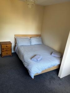 Säng eller sängar i ett rum på Tidy 3 bedroom property within St Andrews.