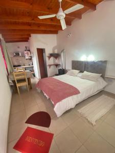 um quarto com uma cama grande e um tecto de madeira em Cabañas & Apart Yki Shamuaika em Capilla del Monte