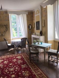 sala de estar con mesa y sillas en Vue de la Riviere, en Allemans