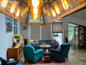 ein Wohnzimmer mit blauen Stühlen und einem Tisch in der Unterkunft Ancien Cinema Loft in Vianden