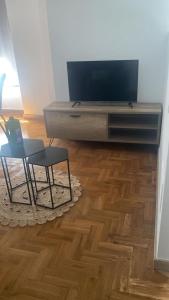 a living room with a tv and a chair and a table at Valdellera VI in Posada de Llanes