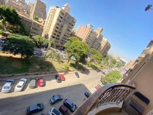 een parkeerplaats met geparkeerde auto's in een stad bij شقة مفروشة بالمهندسين محيط نادي الصيد موقع متميز 3غرف نوم مكيفة بالكامل in Caïro