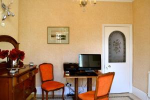 Zimmer mit einem Schreibtisch mit einem Computer und 2 Stühlen in der Unterkunft The Queen Hotel in Olney