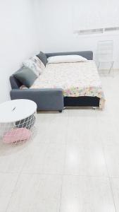 a bed in a room with a futon at Piso luminoso cerca de la playa in Roquetas de Mar