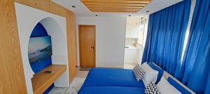 um quarto com uma cama azul e uma cortina azul em RABAT RESIDENCE - rooms em Rabat