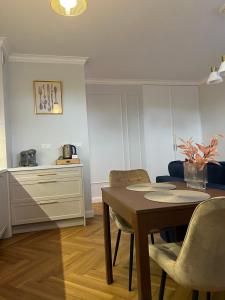 拉多姆的住宿－Bella Casa Luxury Apartament，厨房以及带桌椅的用餐室。