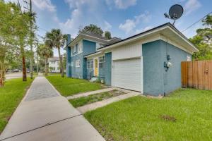 una casa azul con una valla y un patio de césped en Pet friendly home in Historic Springfield near TIAA en Jacksonville