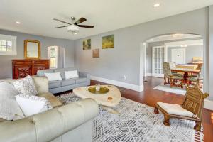 sala de estar con sofá y mesa en Pet friendly home in Historic Springfield near TIAA en Jacksonville