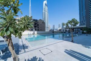 Bazén v ubytování Vogue Downtown - Burj Royale - Spectacular Burj Khalifa & Dubai Mall View nebo v jeho okolí