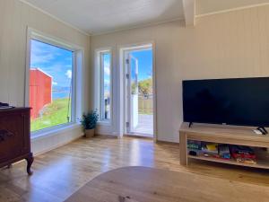 TV a/nebo společenská místnost v ubytování Midnight Sun Paradise Lofoten