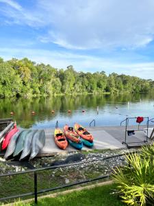 - un groupe de kayaks sur un quai sur un lac dans l'établissement Perfect Getaway Home! Close to Rainbow Springs!, 