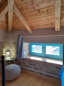 ventana en una habitación con techo de madera en Nectar, en Lavkos
