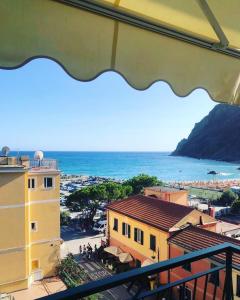 uma vista para o oceano a partir da varanda de um edifício em Il Sogno di Contardi A Affittacamere em Monterosso al Mare