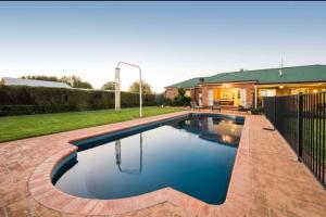 สระว่ายน้ำที่อยู่ใกล้ ๆ หรือใน Spacious resort style property with pool in Mudgee - Rest Easy Mudgee Villa
