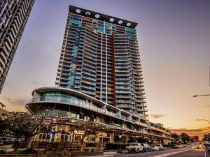 un grande edificio alto con molte finestre di Southport Sea Views - Shores Apartment a Gold Coast