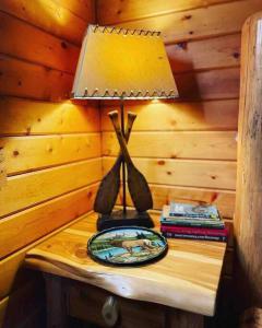 einem Tisch mit einer Lampe und einer Platte darauf in der Unterkunft 3 Bedroom log cabin with hot tub at Bear Mountain in Eureka Springs