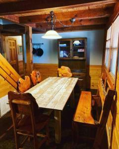 - une salle à manger avec une table et des chaises en bois dans l'établissement 3 Bedroom log cabin with hot tub at Bear Mountain, à Eureka Springs