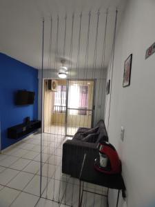 Habitación con sofá y pared de cristal. en Flat Smart Home, en São Luís