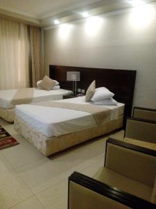 una habitación de hotel con 2 camas en una habitación en Salvatore Room With Breakfast- Garden View en Alexandría