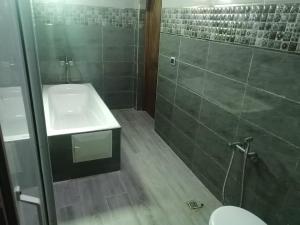 エッサウィラにあるMaison d'hôteのバスルーム(シンク、シャワー、トイレ付)