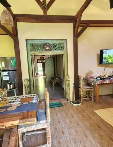una habitación con una cama y una mesa en una habitación en Rumah atlas, en Mangsit
