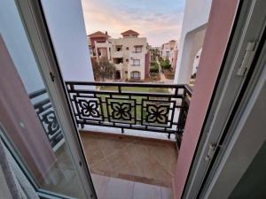 an open door to a balcony with a bench at Appartement Saidia avec piscine in Saïdia