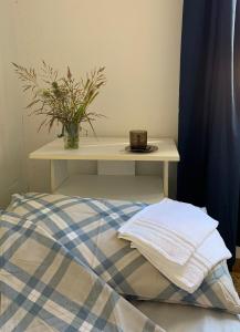 uma cama com uma mesa com uma planta em Well em Filettole